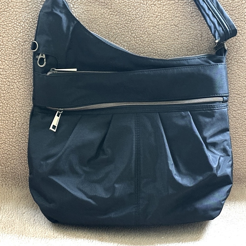 NWT Travelon Anti-Theft Signature 3 Compartment Crossbody shoulder bag  - Black